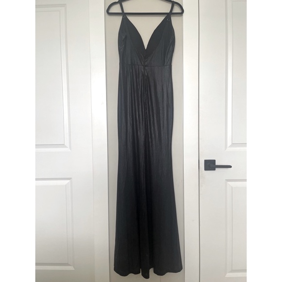 Black plunge neck Evening gown. - Picture 2 of 2